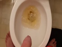Solo yo orinando ¿te gusta orinar? A mí me gusta cuando sale.