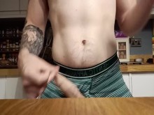 De cerca jugando con una polla colgada sin cortar