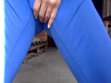 Clip en vivo - Ginger MoistHer se burla de ti en azul - ¡Comedia acostada! Pezones, sonrisas, yoga en tu cara.
