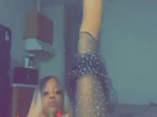 A Ebony le encanta hacer rebotar sus grandes tetas y mostrar su coño rosado