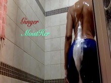 Squirtin Yphaass - Juego anal húmedo Squirting Pussy Ginger MoistSu dedo en el culo y el coño con jabón