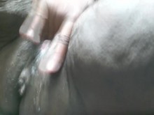 De cerca peludo chorros de coño de ébano