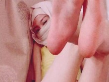Littlemuslim juega con sus bonitos pies