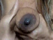 MILF lechosa Ginger MoistHer exprimiendo leche de las tetas caídas