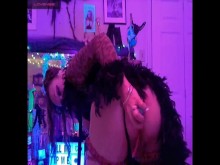 Sexy Cam Milf Kitty tiene problemas con un juguete en su culo, usa el dedo en su lugar