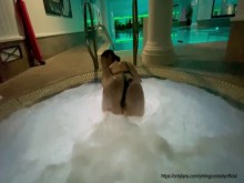 Date YimingCuriosity 004 - Lleva a tu novia asiática cachonda al spa -Bikini Jacuzzi Adolescente china con gran culo