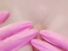 Resbaladiza con un consolador, follada de tetas con una mano de goma, una preciosa pervertida de grandes pechos que se muere por una polla
