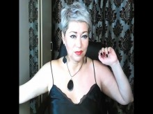 ¡Puta madura y sucia se golpea el coño y el culo con enormes consoladores en un show privado! ¡Esta puta es mi esposa!