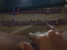 Novia atrapada masturbándose mientras ve porno lésbico