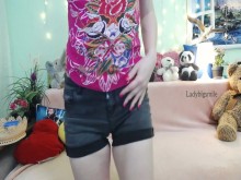Chica caliente se burla de ti con mi gran culo en pantalones cortos pequeños después de beber. Me sentí tan mojada y cachonda.