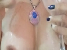 MILF cachonda se atraganta con polla de juguete !