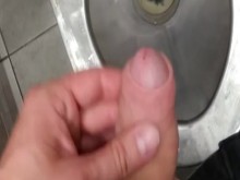 TIPO GIMIENDO Y MASTURBÁNDOSE EN UN BAÑO PÚBLICO SUCIO