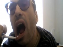 Jean-Benjamin JB se limpia los dientes con su cepillo eléctrico