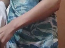 Ven a ver cómo me quito la ropa y me la pongo