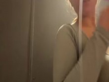 Follada anal en el baño. Digitación coño. ¡Un transeúnte me vio masturbándome!