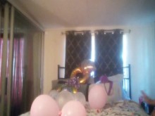 Milf que hace estallar globos se pone cachonda mientras hace estallar globos y se desnuda y juega