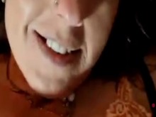 Chica caliente en lencería naranja se toca el coño y el culo mientras se masturba con un chico caliente en la webcam