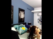 MILF se masturba y le muestra las tetas a su novio.