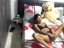 Me masturbo con un consolador hasta correrme. Le envío un vídeo a mi marido.
