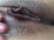 Me masturbo el coño y hago videos calientes.