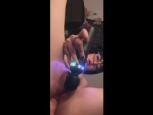 Chica caliente usa dos consoladores follándose el coño apasionadamente