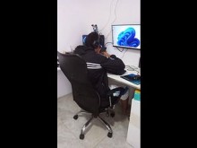 Chico latino muestra sus rasgos a la cámara.