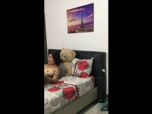 Mi novia me envía video en lenceria haciendo bailes eróticos