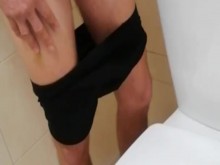 Guapo de torso atractivo se pajea jugoso - BeaGreen