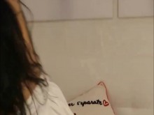 Hermosa adolescente morena delgada frotando su apretado coño rosado y sus tetas afeitadas