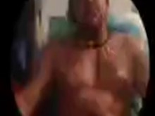 Cámara en vivo amateur linda niña pequeña metiéndose los dedos y corriéndose mientras ve a un chico tatuado masturbándose