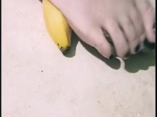 ¡Me masturbo y piso un plátano con mis piececitos!