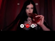 Puta gótica con enormes tetas y culo me llamó por FaceTime para mostrarme cómo chupa mamada con un enorme consolador monstruoso.