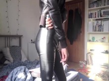 Trans fumando en pantalón de cuero