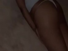 Novia Milf en tik tok viendo Netflix