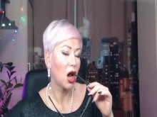 ¡La bruja madura salvaje AimeeParadise se rompe las pantimedias y se corre apasionadamente!