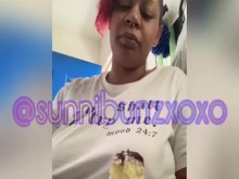 Feedee sunnibunzxoxo comiendo pastel de crema de arándanos hasta llenarme