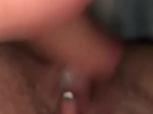 Tocando mi clítoris húmedo y cremoso para que lo vea un fan