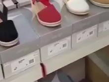 el dependiente fetichista se corre en mis pies