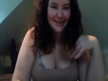 Chica adolescente gordita te llama por Skype y quiere verte masturbarte